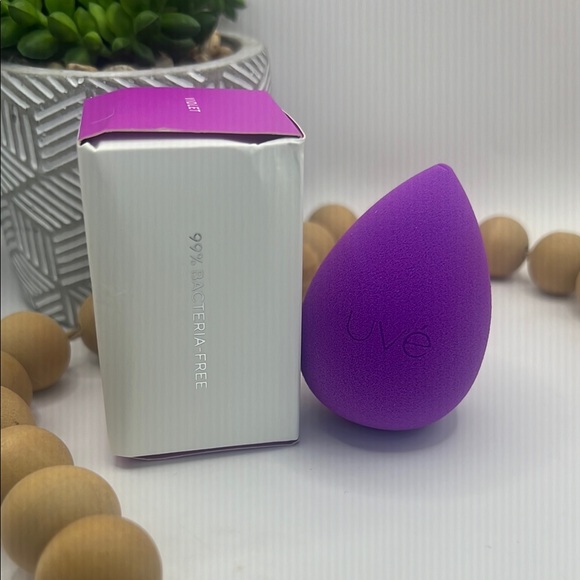 Uvé Purple Antimicrobial Makeup Sponge - Picture 2 of 3